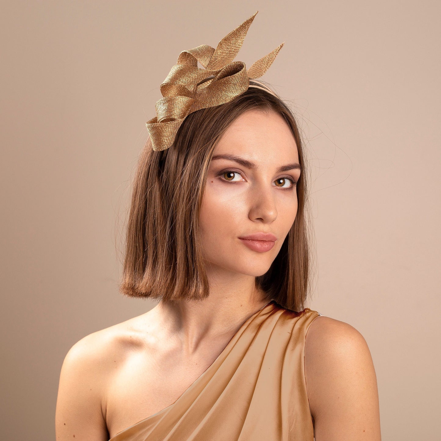 Fascinator mit Hochzeitsschleife in Wunschfarbe, Fascinator für Hochzeitsgäste, Fascinator für die Mutter der Braut, elegantes Kopfstück auf handgefertigtem Doppelstirnband