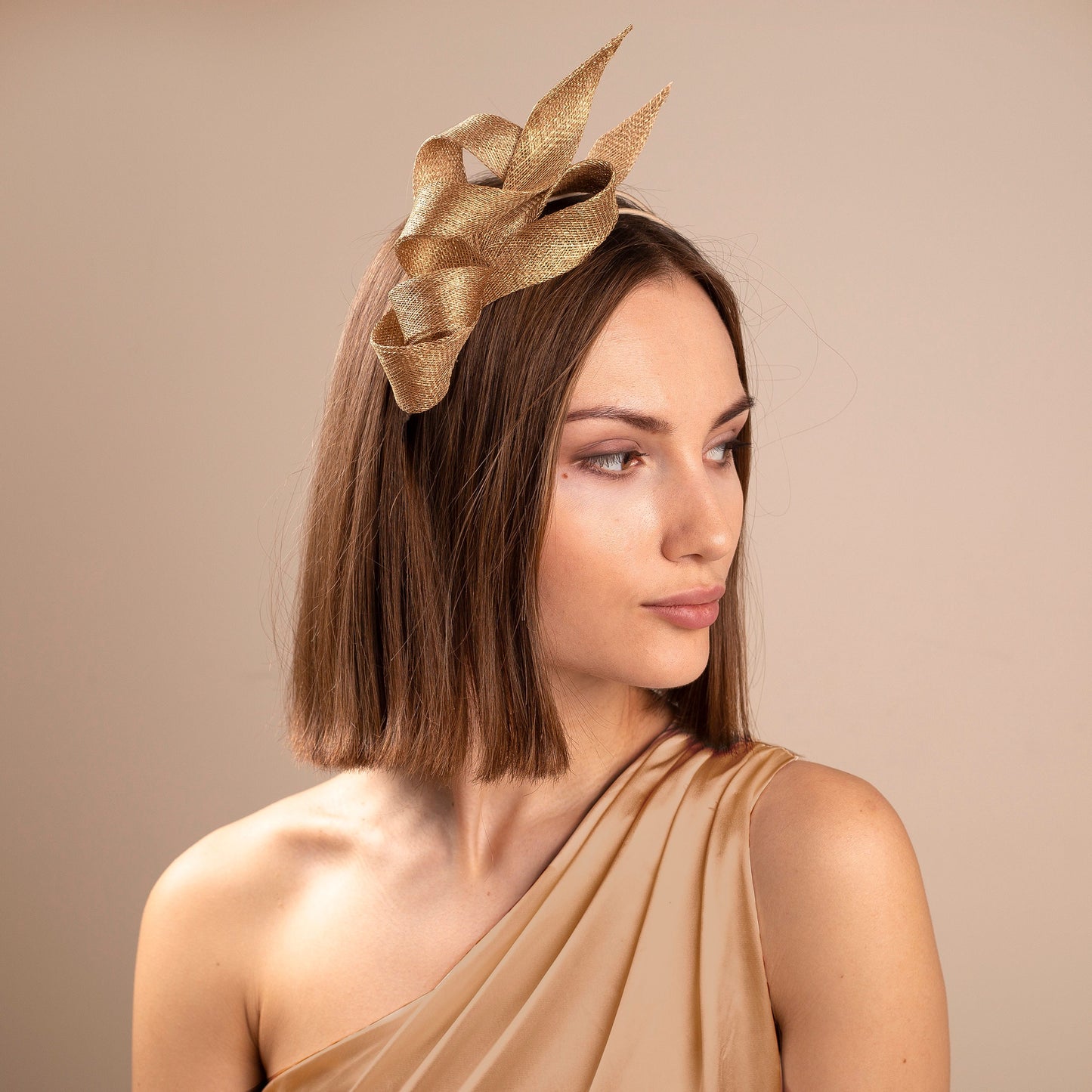 Fascinator mit Hochzeitsschleife in Wunschfarbe, Fascinator für Hochzeitsgäste, Fascinator für die Mutter der Braut, elegantes Kopfstück auf handgefertigtem Doppelstirnband