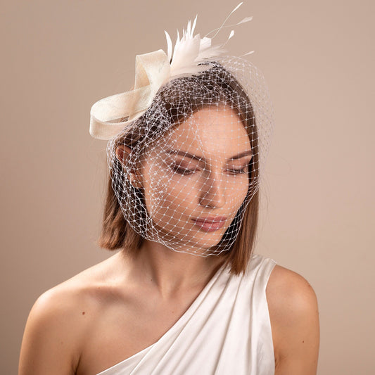 Weißer Brautfeder-Fascinator mit Vogelkäfig, Feder-Hochzeitskopfschmuck mit Vogelkäfigschleier