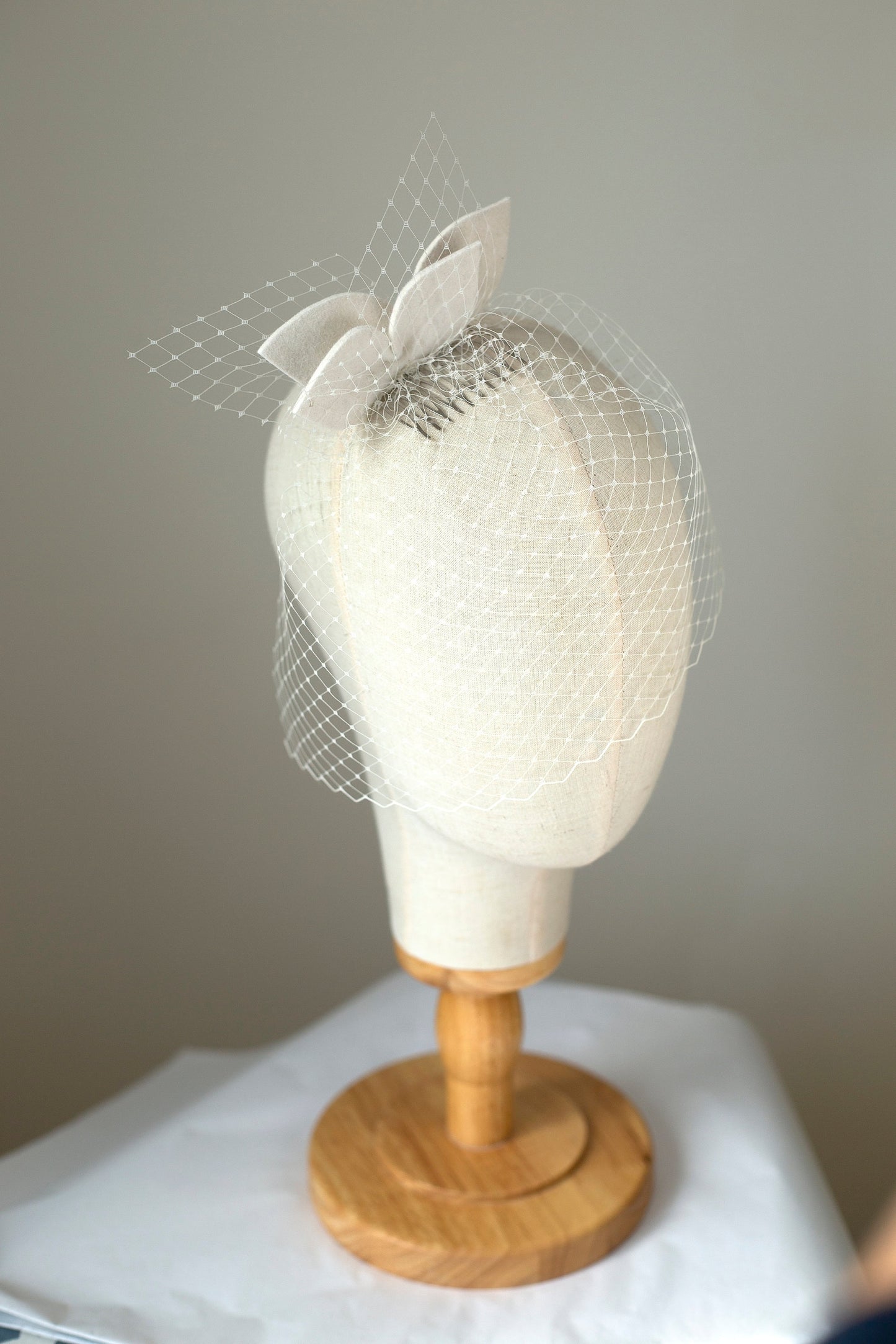 Fascinator mit Blütenblättern und Vogelkäfig aus Netz in Elfenbein oder Weiß, Filzblätter mit kurzem Vogelkäfig für die Braut, moderner Fascinator für die Braut