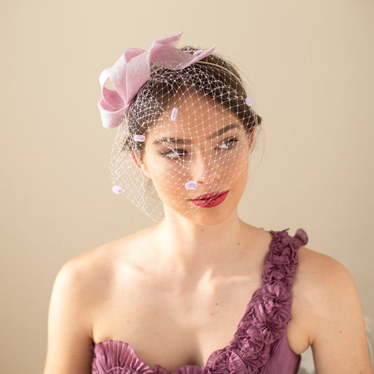 Lila Fascinator für den Abend, Hochzeitsfascinator mit kurzem Schleier auf bequemem Stirnband, Abendkopfschmuck für Hochzeitsgäste mit lila Netz