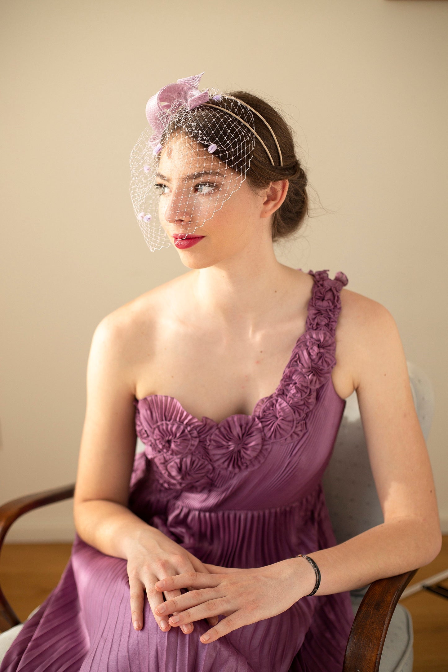 Lilac fascinator for evening wedding fascinator with short veil on comfortable headband, wedding guest evening headpiece with lila fishnet