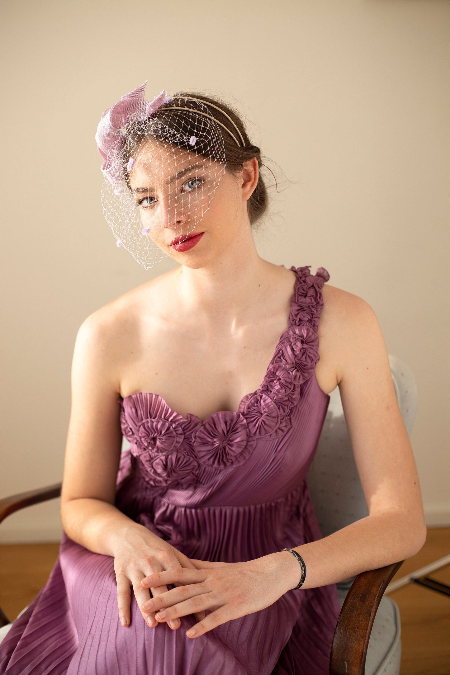 Lilac fascinator for evening wedding fascinator with short veil on comfortable headband, wedding guest evening headpiece with lila fishnet