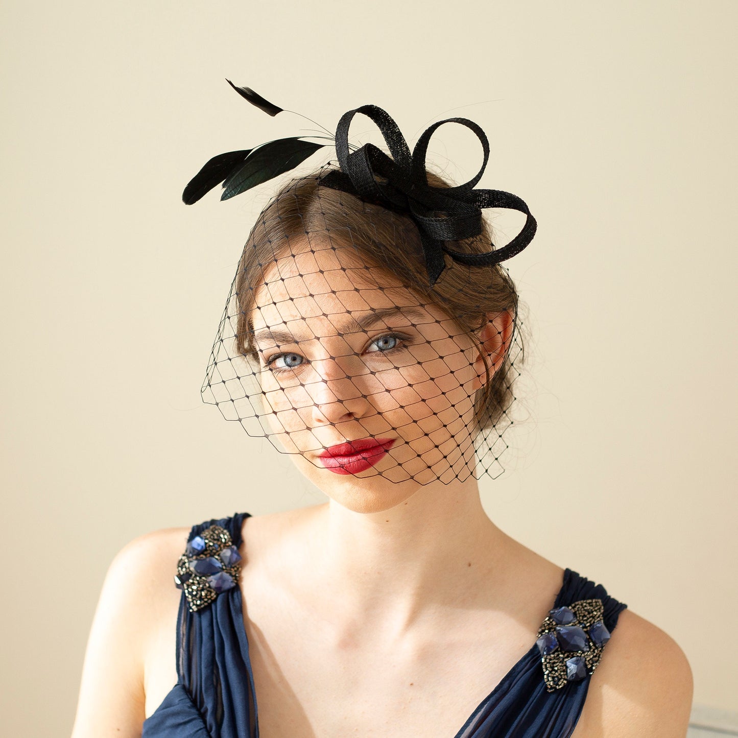 Modern black feather fascinator with birdcage, wedding guest fascinator in black, bridesmaid black headpiece, women feather fascinator