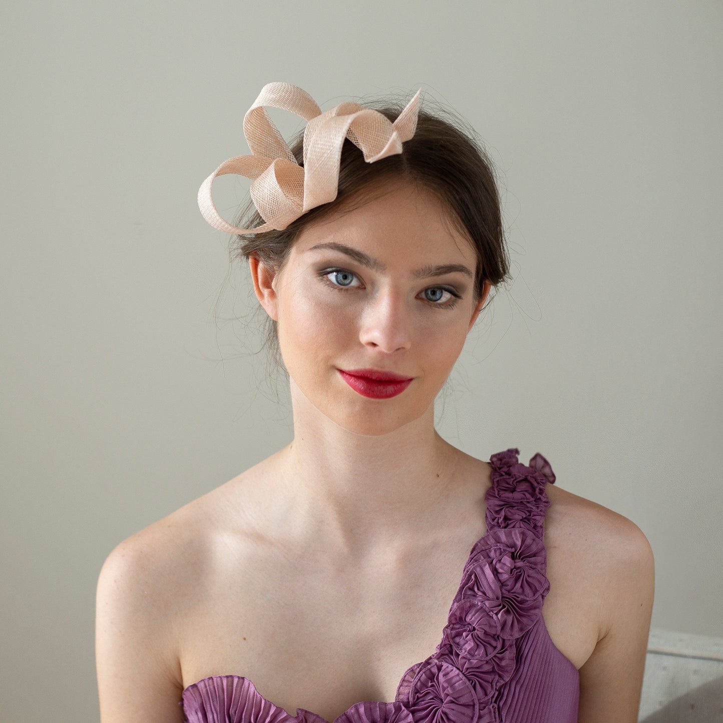 Puderrosa Fascinator mit Schleife und Wirbeln für die Braut, Puderrosa Fascinator für Hochzeitsgäste, Fascinator für Frauen, Couture Millinery Kopfschmuck