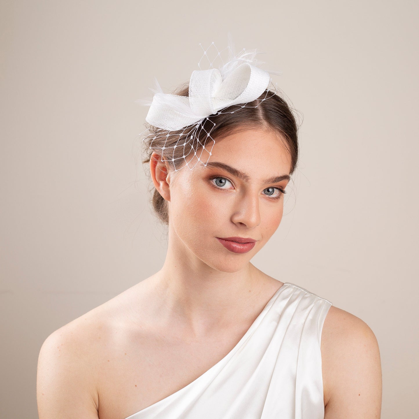 Elegant bridal fascinator with netting and feathers, White feathers headpiece for a bride, minimalist fascinator for a city hall wedding