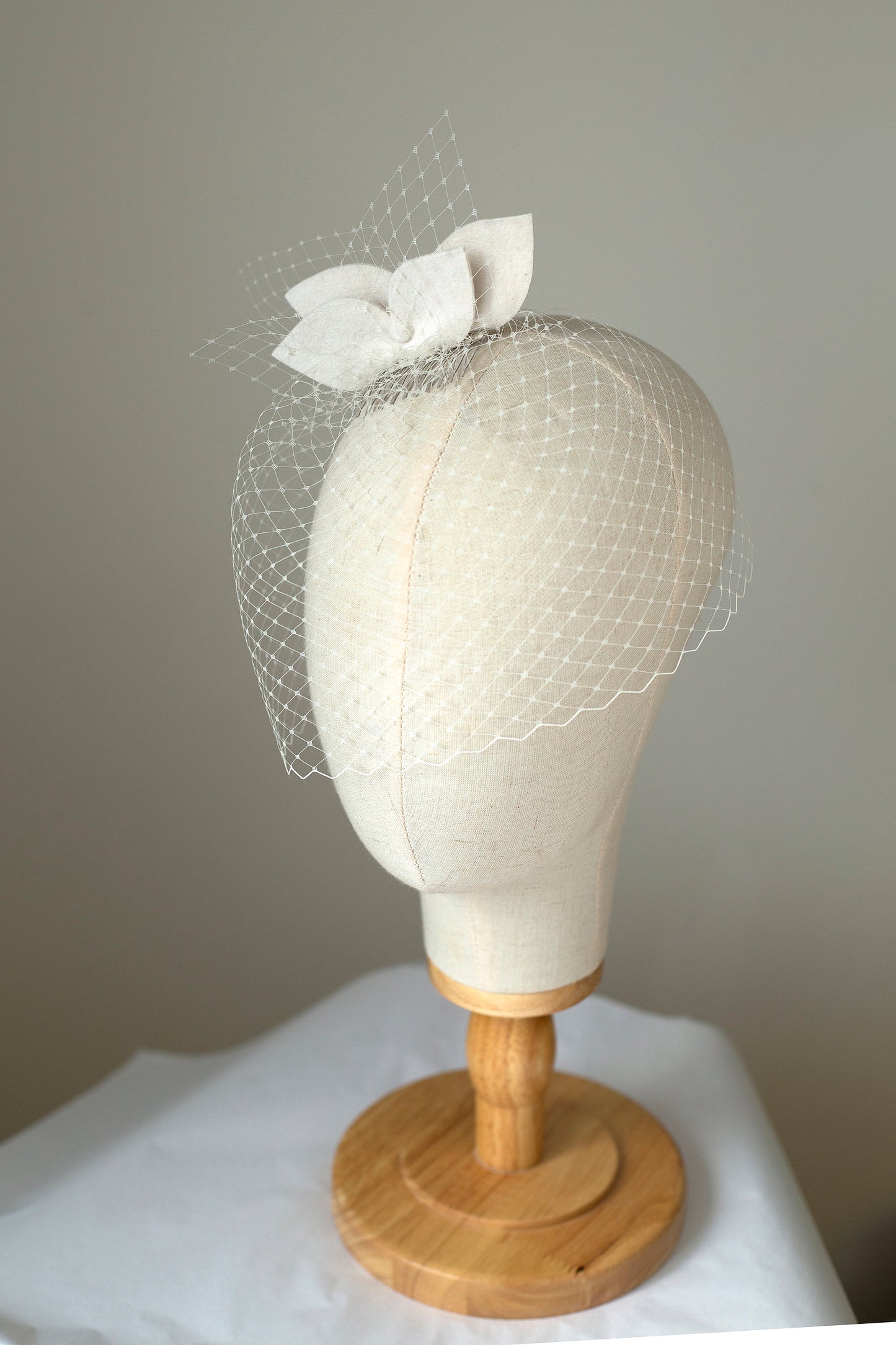 Fascinator mit Blütenblättern und Vogelkäfig aus Netz in Elfenbein oder Weiß, Filzblätter mit kurzem Vogelkäfig für die Braut, moderner Fascinator für die Braut