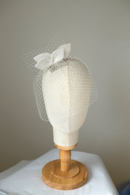 Fascinator mit Blütenblättern und Vogelkäfig aus Netz in Elfenbein oder Weiß, Filzblätter mit kurzem Vogelkäfig für die Braut, moderner Fascinator für die Braut