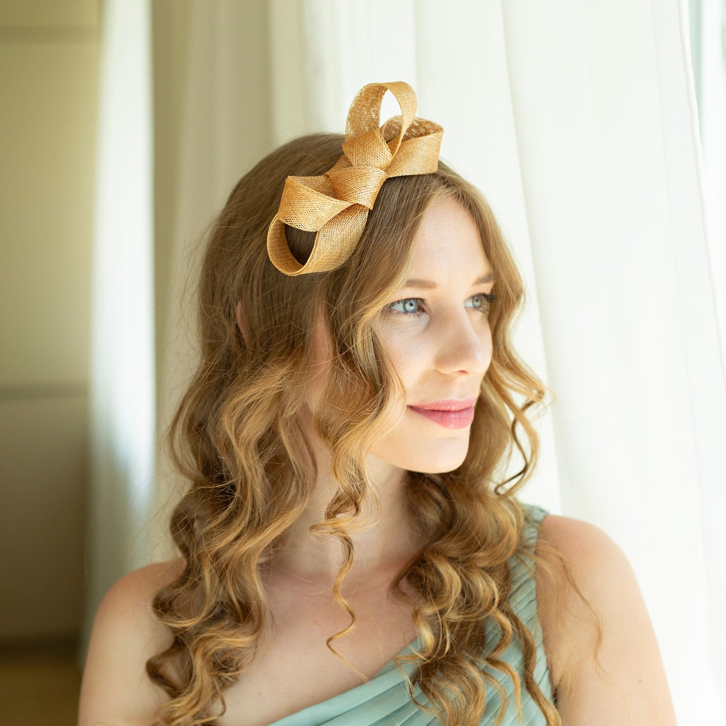 Braut-Fascinator mit Schleife in warmem Beige, beigefarbener Fascinator für Hochzeitsgäste, Kopfschmuck für Brautjungfern