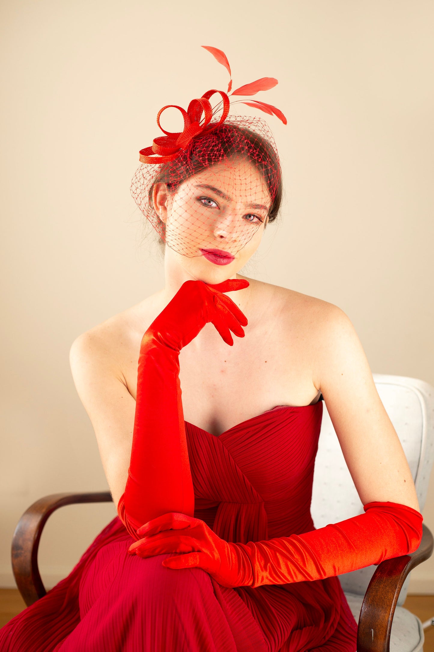 Roter Vogelkäfig mit Federfascinator für die Hochzeit, Statement-Schleier-Kopfschmuck für Brautjungfern, roter Kopfschmuck für formelle Veranstaltungen