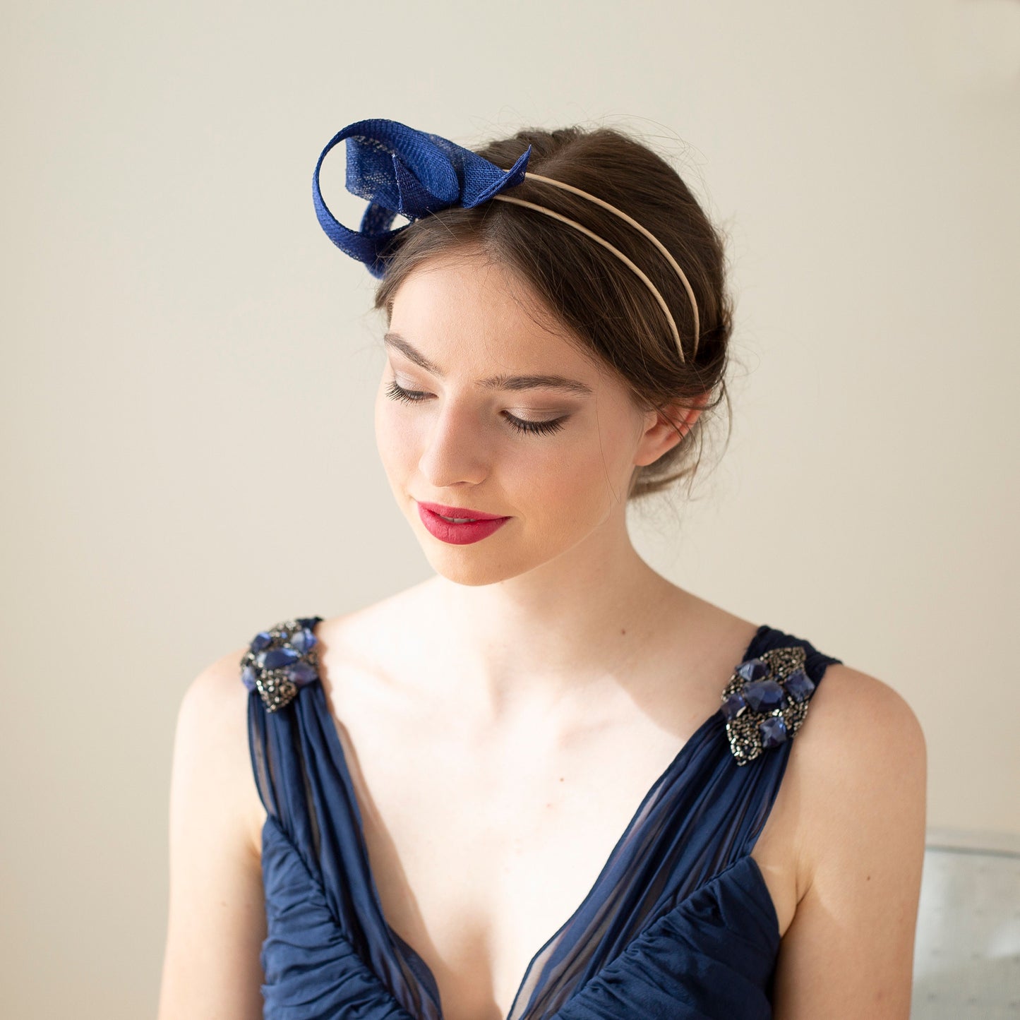 Royalblauer Fascinator für Hochzeiten auf doppeltem Haarreif, blaues Kopfstück für Hochzeitsgäste, Wirbel-Fascinator für Frauen, skulpturaler Fascinator für Millinery