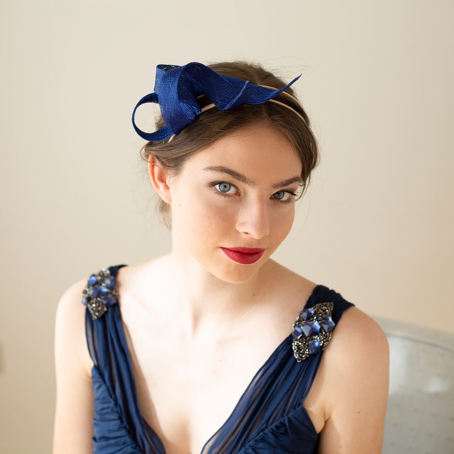 Royalblauer Fascinator für Hochzeiten auf doppeltem Haarreif, blaues Kopfstück für Hochzeitsgäste, Wirbel-Fascinator für Frauen, skulpturaler Fascinator für Millinery