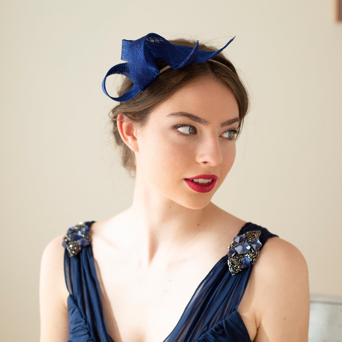 Royalblauer Fascinator für Hochzeiten auf doppeltem Haarreif, blaues Kopfstück für Hochzeitsgäste, Wirbel-Fascinator für Frauen, skulpturaler Fascinator für Millinery