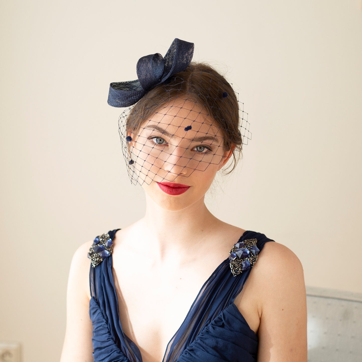 Marineblauer Fascinator mit Schleife und gepunktetem Schleier, Damen-Hutmacher-Fascinator in Marineblau, Kopfschmuck für Hochzeitsgäste mit gepunktetem Vogelkäfig