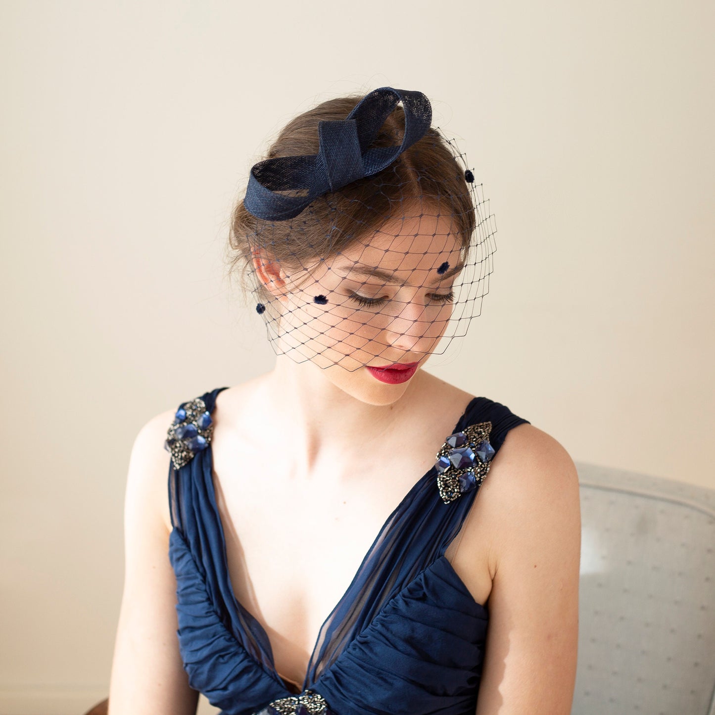 Marineblauer Fascinator mit Schleife und gepunktetem Schleier, Damen-Hutmacher-Fascinator in Marineblau, Kopfschmuck für Hochzeitsgäste mit gepunktetem Vogelkäfig