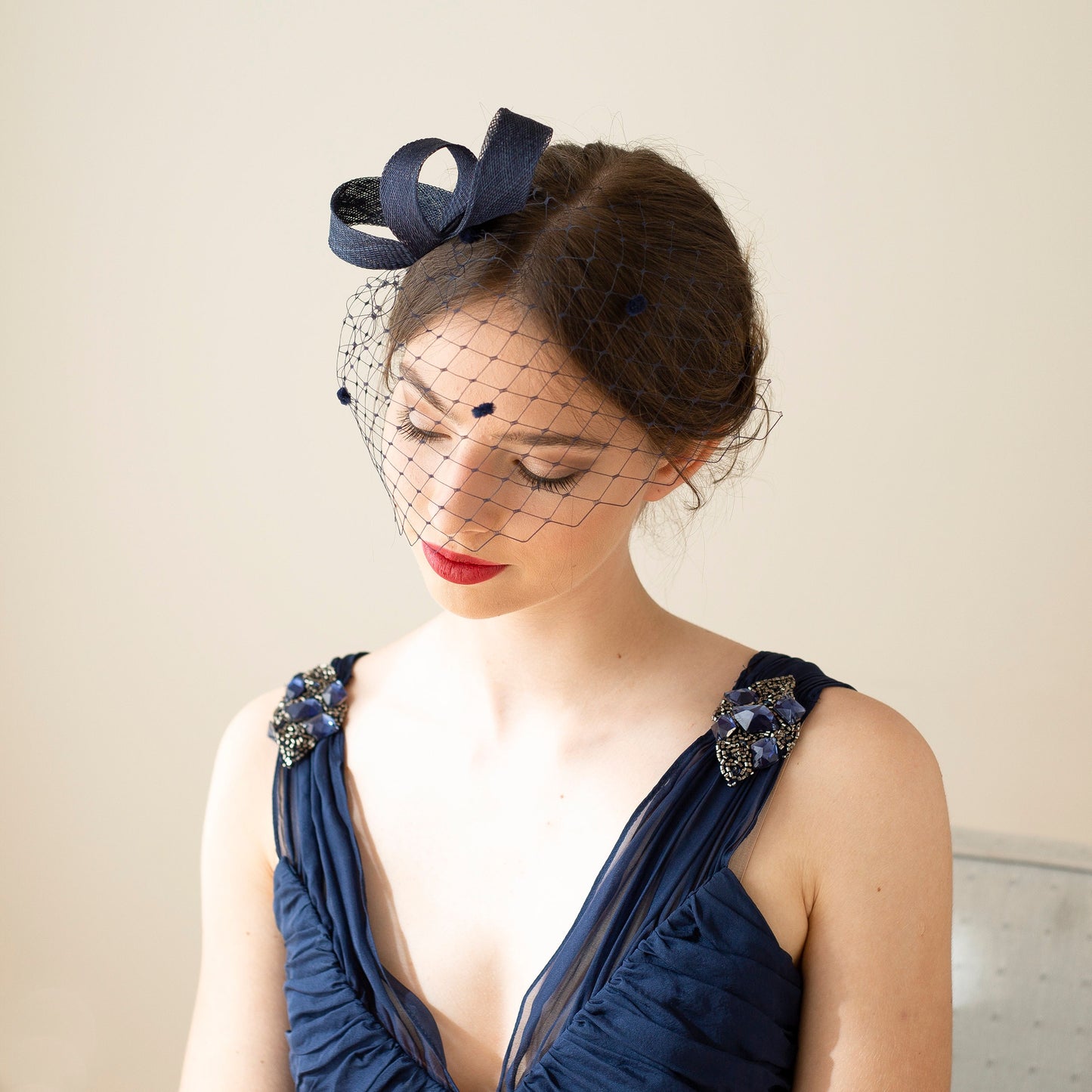 Marineblauer Fascinator mit Schleife und gepunktetem Schleier, Damen-Hutmacher-Fascinator in Marineblau, Kopfschmuck für Hochzeitsgäste mit gepunktetem Vogelkäfig