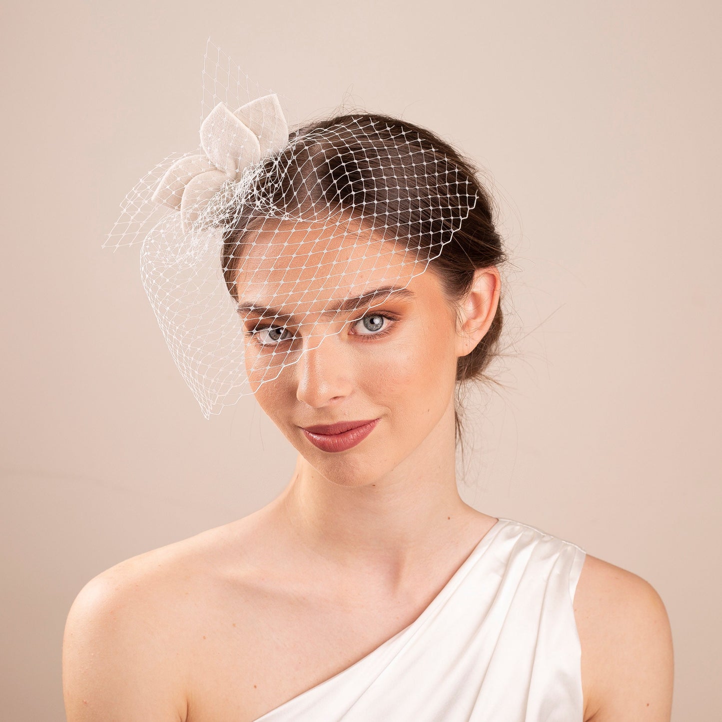 Braut-Fascinator aus Filzblättern mit französischem Vogelkäfig in cremefarbenem Elfenbein, moderner Braut-Fascinator mit kurzem Braut-Vogelkäfig,