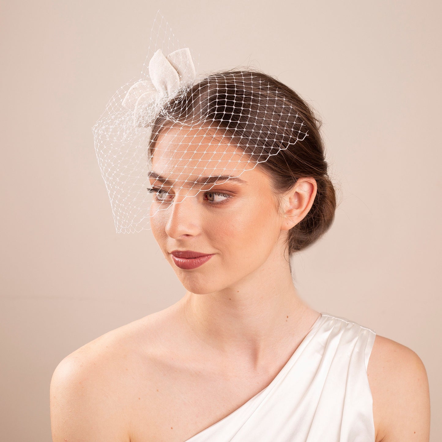 Braut-Fascinator aus Filzblättern mit französischem Vogelkäfig in cremefarbenem Elfenbein, moderner Braut-Fascinator mit kurzem Braut-Vogelkäfig,