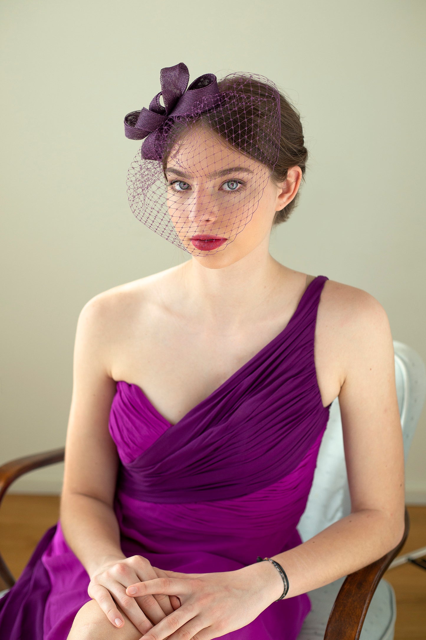 Fascinator für Hochzeitsgäste mit Vogelkäfigschleier, Kopfschmuck mit Schleife für besondere Anlässe mit Schleier in verschiedenen Farben, moderner Fascinator für Damen