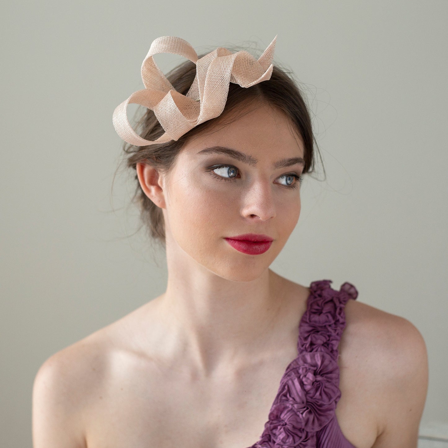 Puderrosa Fascinator mit Schleife und Wirbeln für die Braut, Puderrosa Fascinator für Hochzeitsgäste, Fascinator für Frauen, Couture Millinery Kopfschmuck