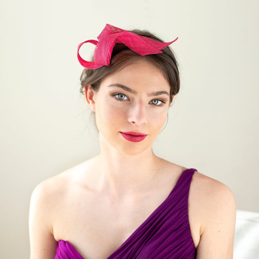 Kirschroter Wirbel-Fascinator auf doppeltem Millinery-Stirnband, moderner Fascinator für Hochzeitsgäste, rosa Kopfschmuck