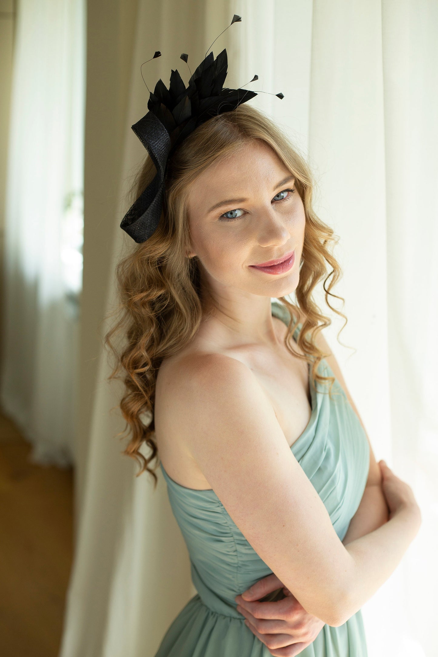 Moderner Fascinator mit Federkrone, Federkopfschmuck für Hochzeitsgäste oder die Mutter der Braut in Sonderfarben, Damen-Fascinator für elegante Mama