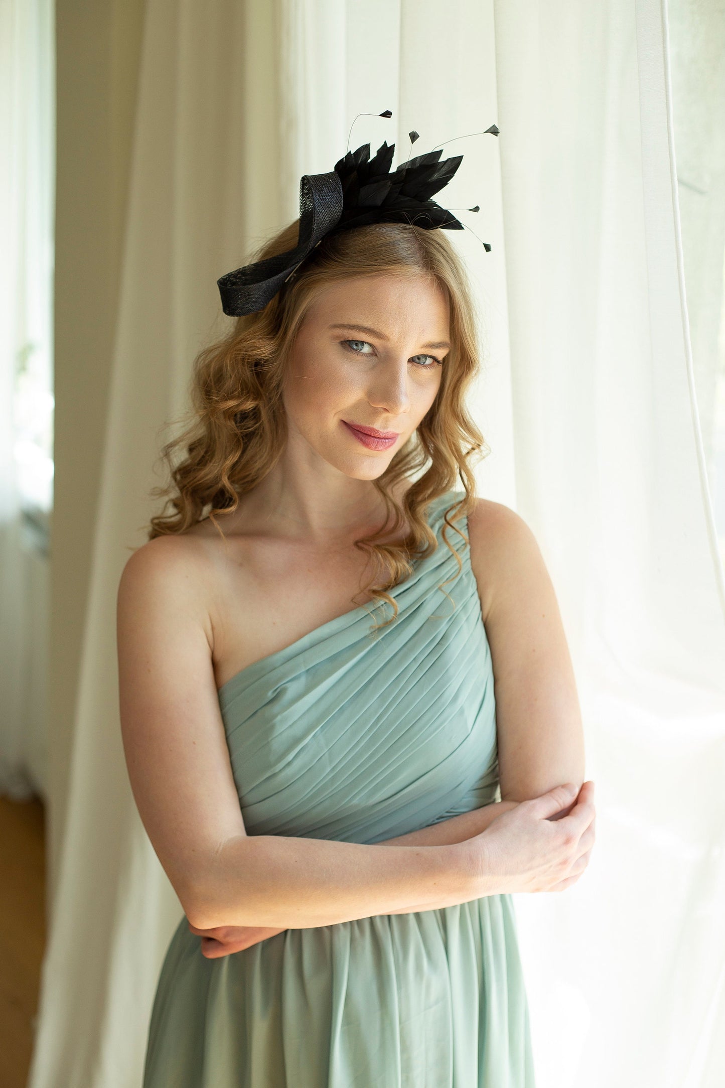 Moderner Fascinator mit Federkrone, Federkopfschmuck für Hochzeitsgäste oder die Mutter der Braut in Sonderfarben, Damen-Fascinator für elegante Mama