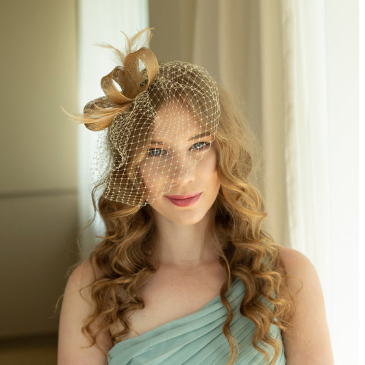 Goldener Fascinator mit beigen Federn und Vogelkäfigschleier, goldener Fascinator für Hochzeitsgäste, moderner Millinery-Kopfschmuck