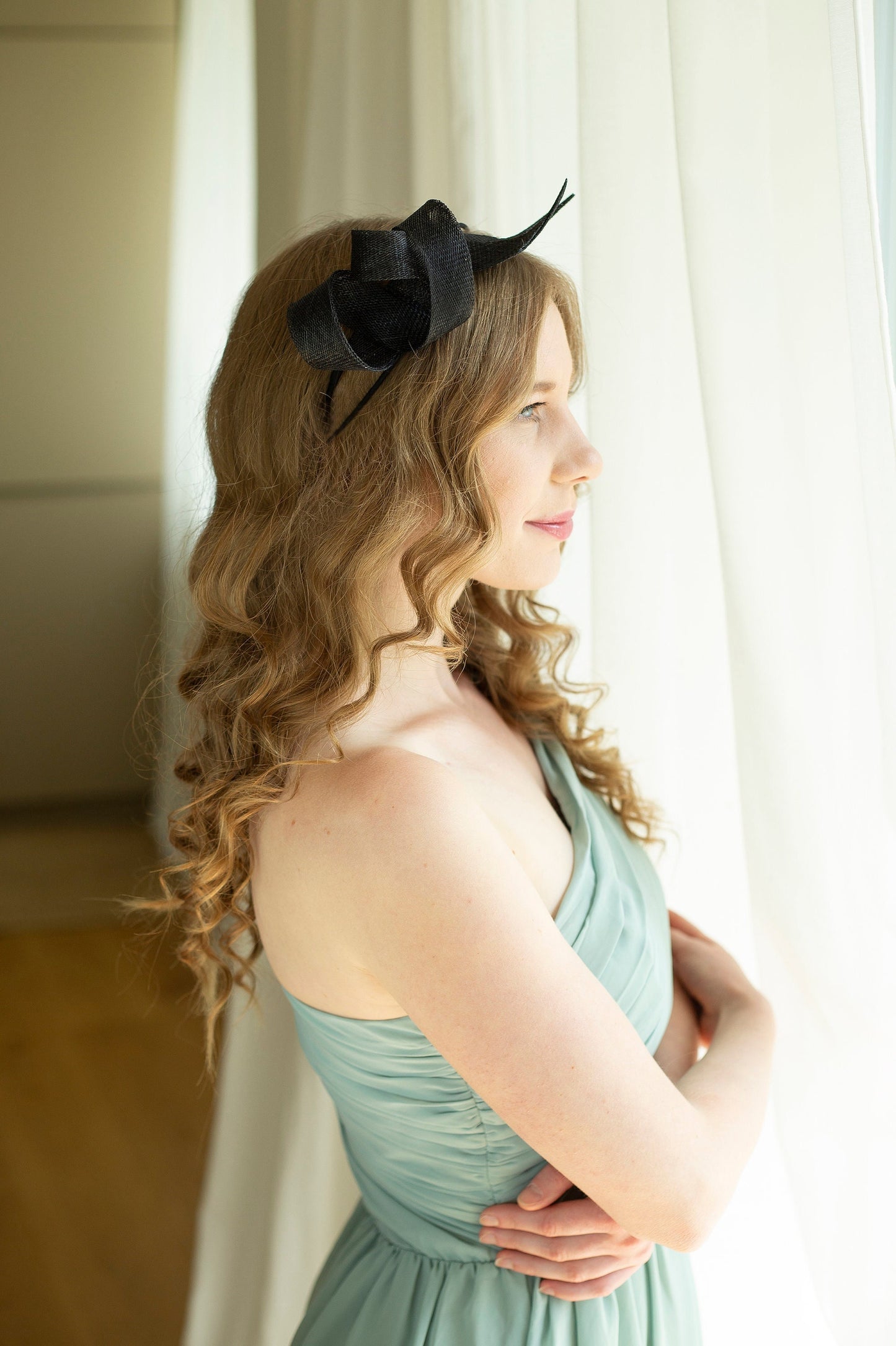 Schwarzer Fascinator für Millinery auf bequemem Doppelstirnband, skulpturaler schwarzer Fascinator für formelle Veranstaltungen