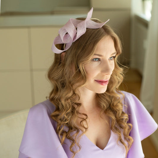 Lila Hochzeitsfascinator auf bequemem Stirnband, elegantes Kopfstück für Hochzeitsgäste, Fascinator für die Mutter der Braut in blassem Lavendel