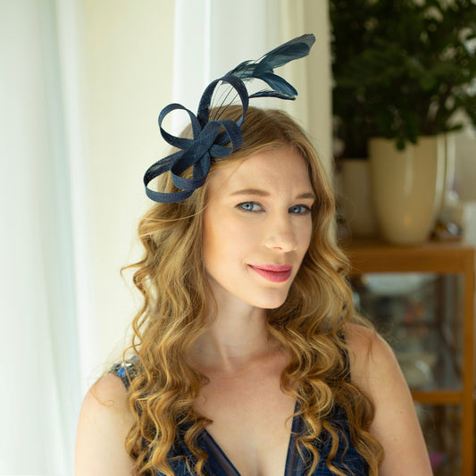 Marineblauer Fascinator mit Federn für Hochzeitsgäste, formeller Kopfschmuck für besondere Anlässe, Damen-Fascinator in Dunkelblau