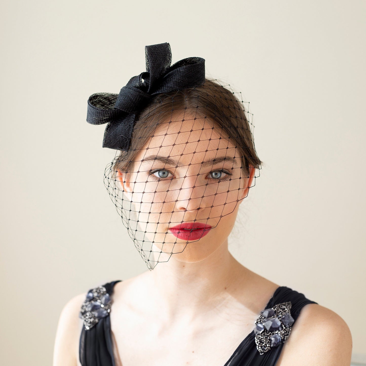 Schleifen-Fascinator mit Vogelkäfigschleier, moderner Schleier und Schleifen-Fascinator, Kopfschmuck für Hochzeitsgäste in verschiedenen Farben