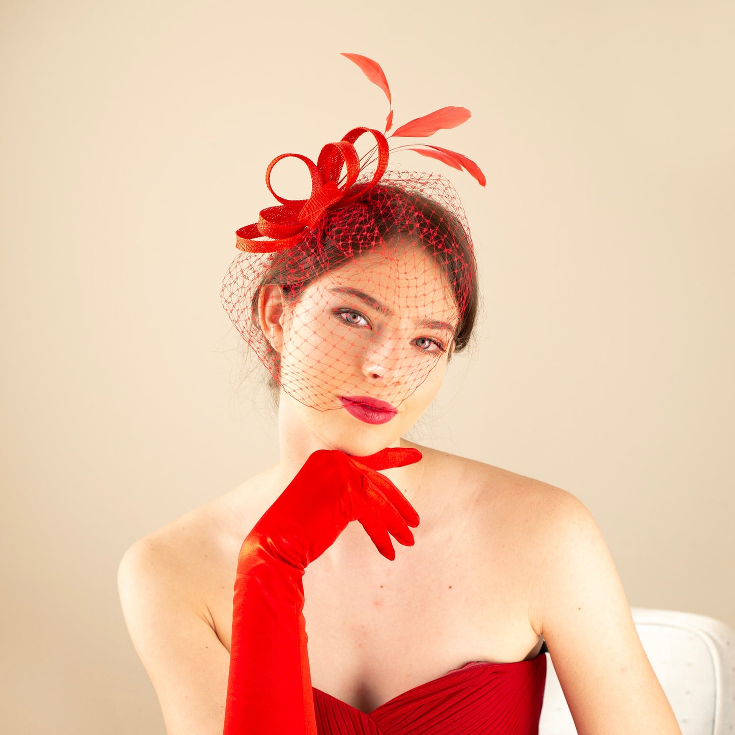 Roter Vogelkäfig mit Federfascinator für die Hochzeit, Statement-Schleier-Kopfschmuck für Brautjungfern, roter Kopfschmuck für formelle Veranstaltungen