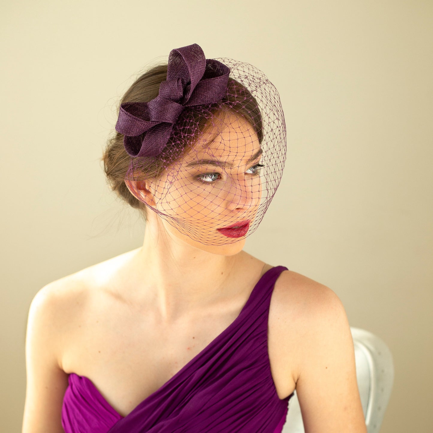 Fascinator für Hochzeitsgäste mit Vogelkäfigschleier, Kopfschmuck mit Schleife für besondere Anlässe mit Schleier in verschiedenen Farben, moderner Fascinator für Damen