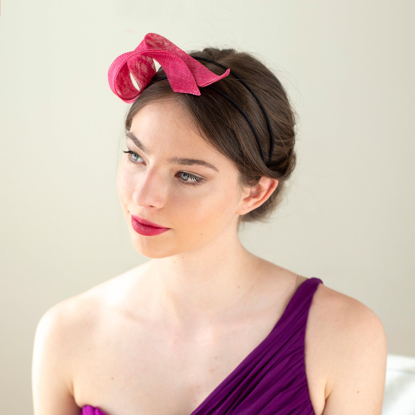 Kirschroter Wirbel-Fascinator auf doppeltem Millinery-Stirnband, moderner Fascinator für Hochzeitsgäste, rosa Kopfschmuck