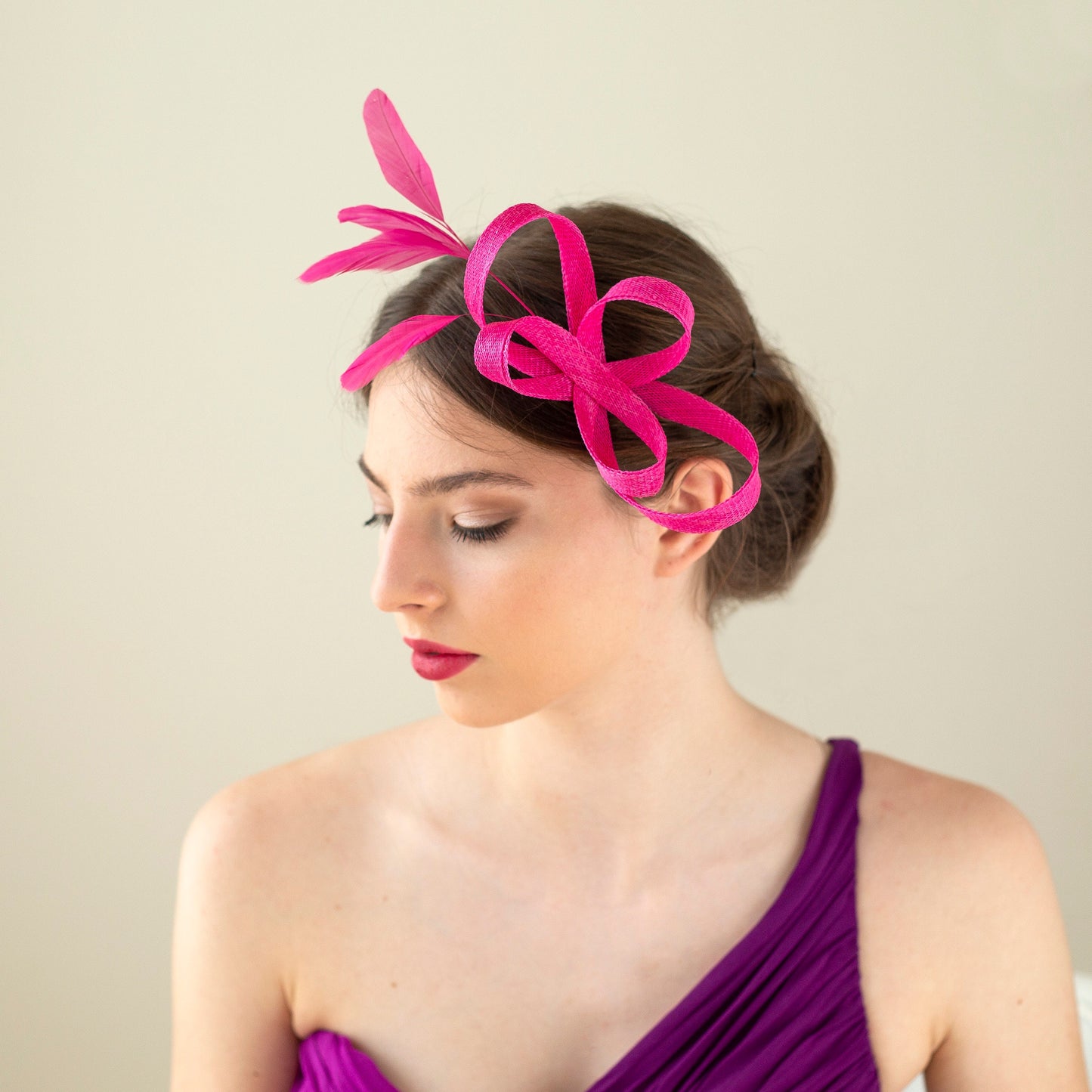 Schleifen-Fascinator mit Federn für Hochzeitsgäste, Feder-Kopfschmuck für Brautjungfern in verschiedenen Farben, Feder-Fascinator für Damen