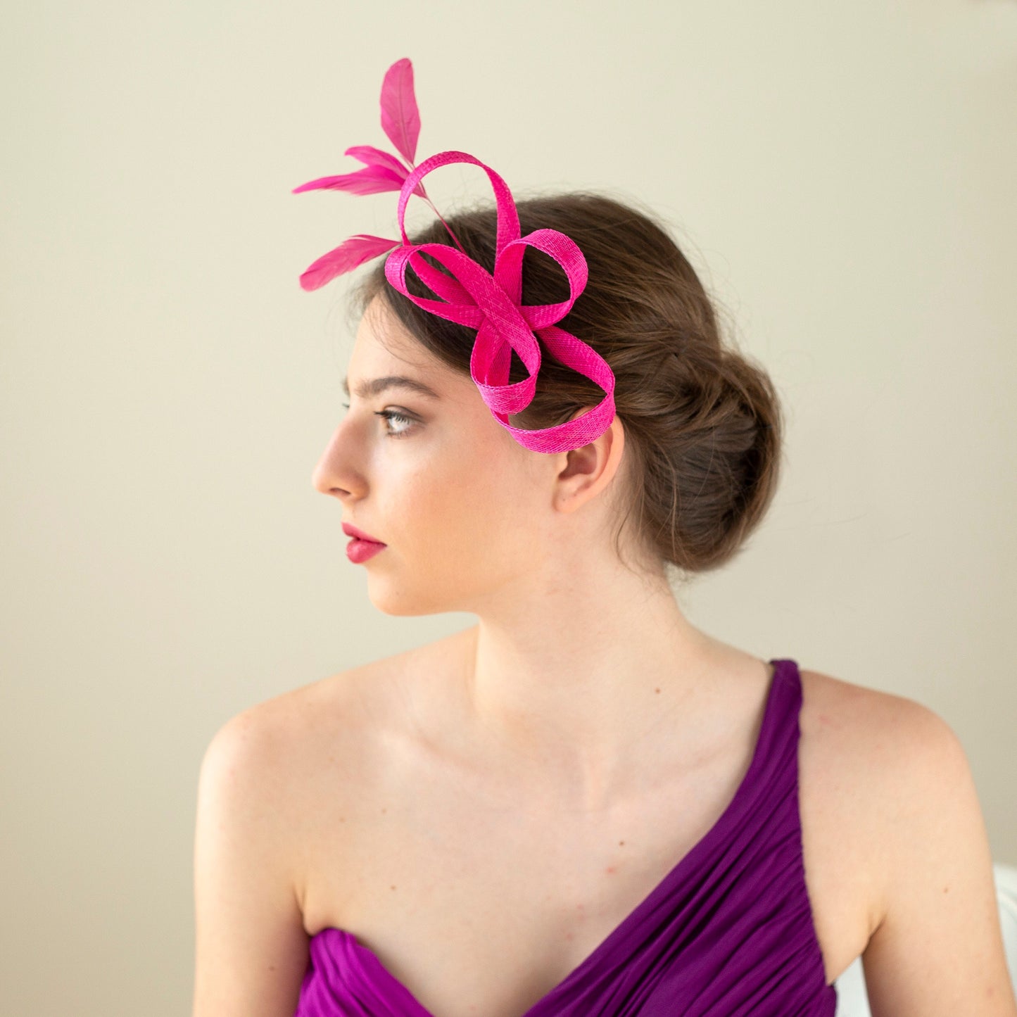 Schleifen-Fascinator mit Federn für Hochzeitsgäste, Feder-Kopfschmuck für Brautjungfern in verschiedenen Farben, Feder-Fascinator für Damen