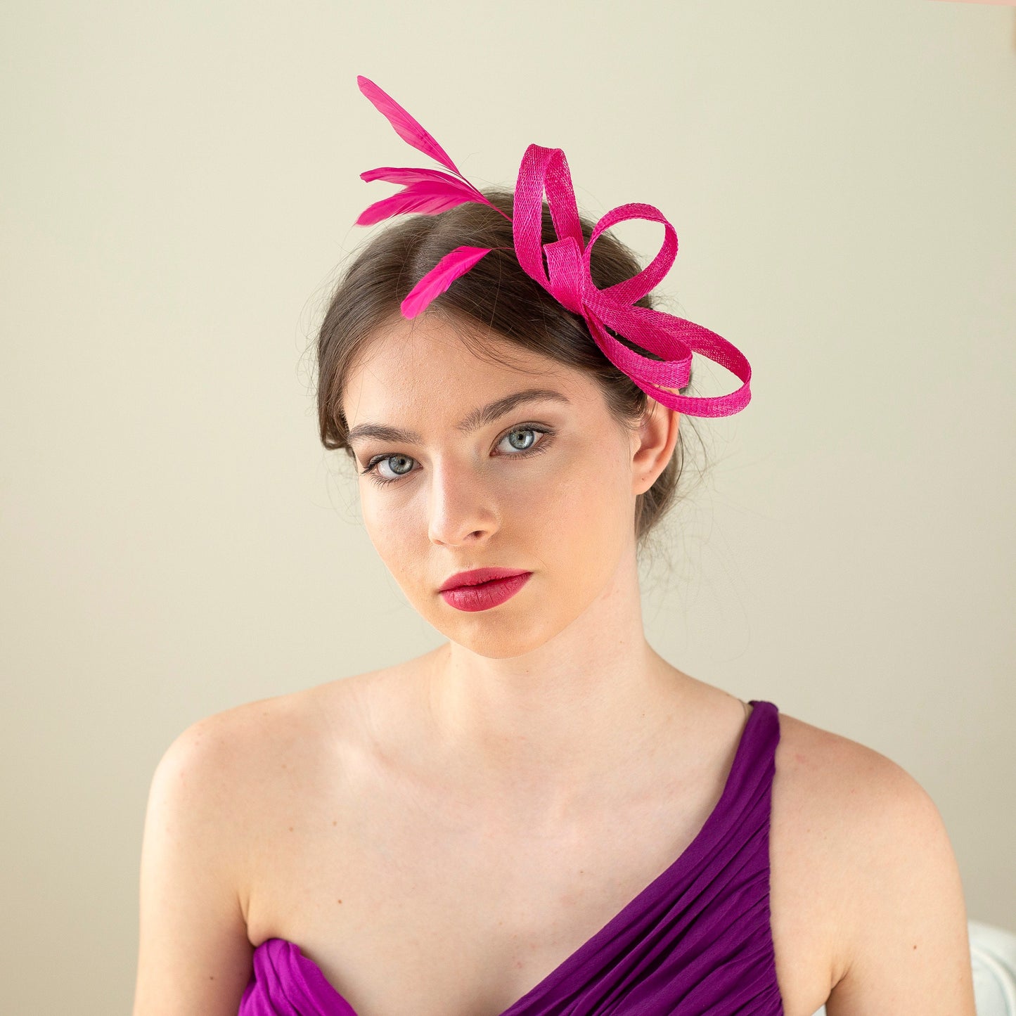 Schleifen-Fascinator mit Federn für Hochzeitsgäste, Feder-Kopfschmuck für Brautjungfern in verschiedenen Farben, Feder-Fascinator für Damen