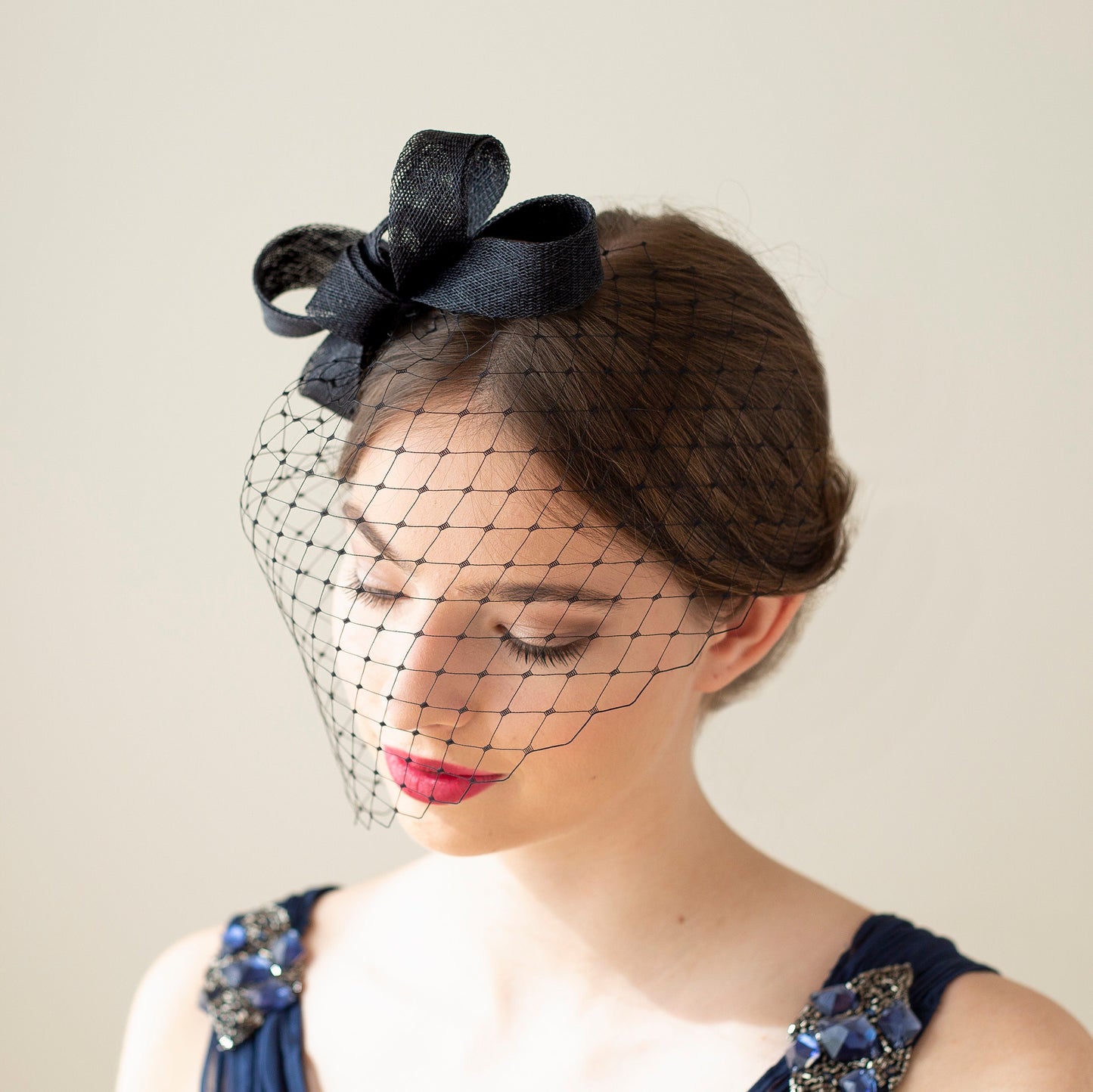 Schleifen-Fascinator mit Vogelkäfigschleier, moderner Schleier und Schleifen-Fascinator, Kopfschmuck für Hochzeitsgäste in verschiedenen Farben