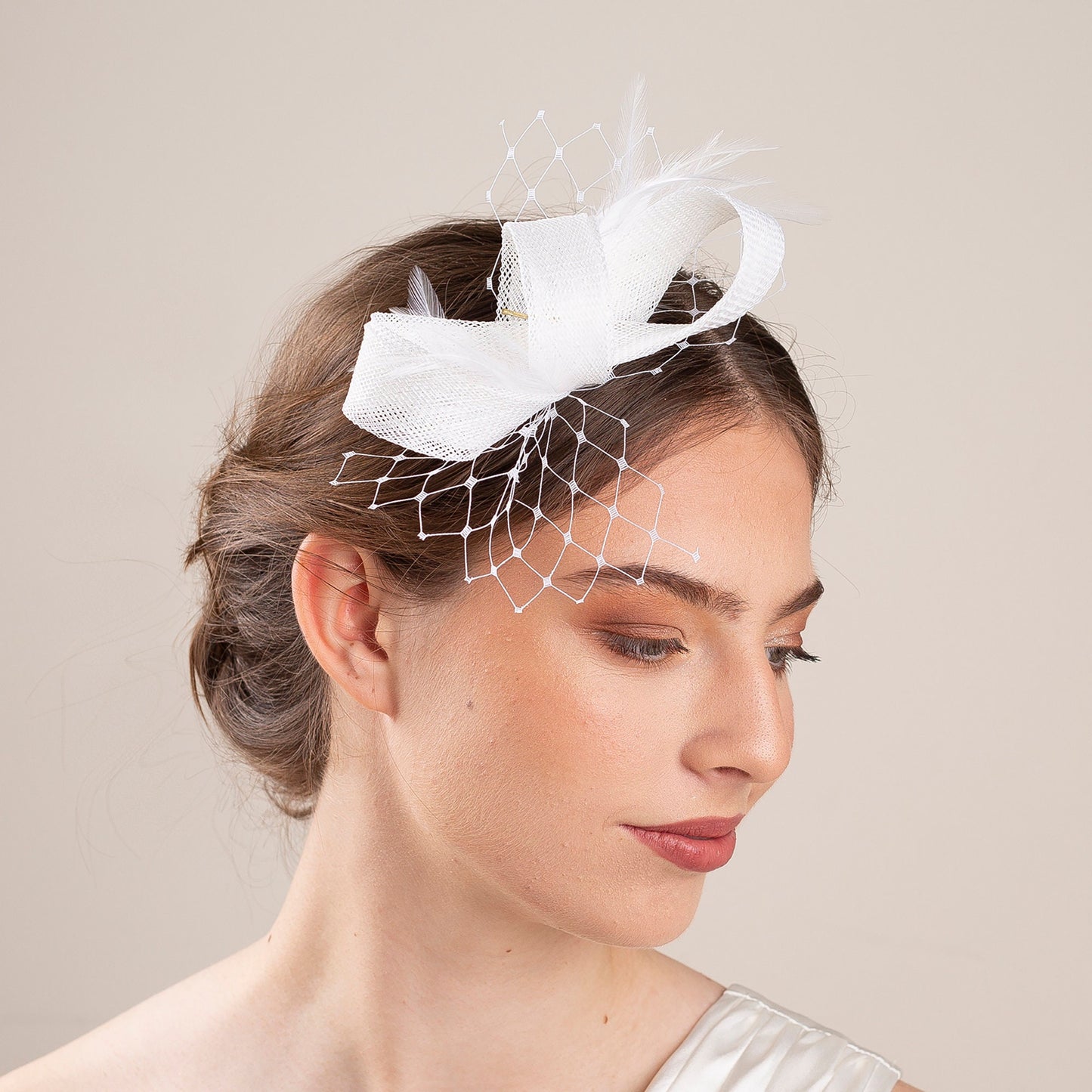 Elegant bridal fascinator with netting and feathers, White feathers headpiece for a bride, minimalist fascinator for a city hall wedding