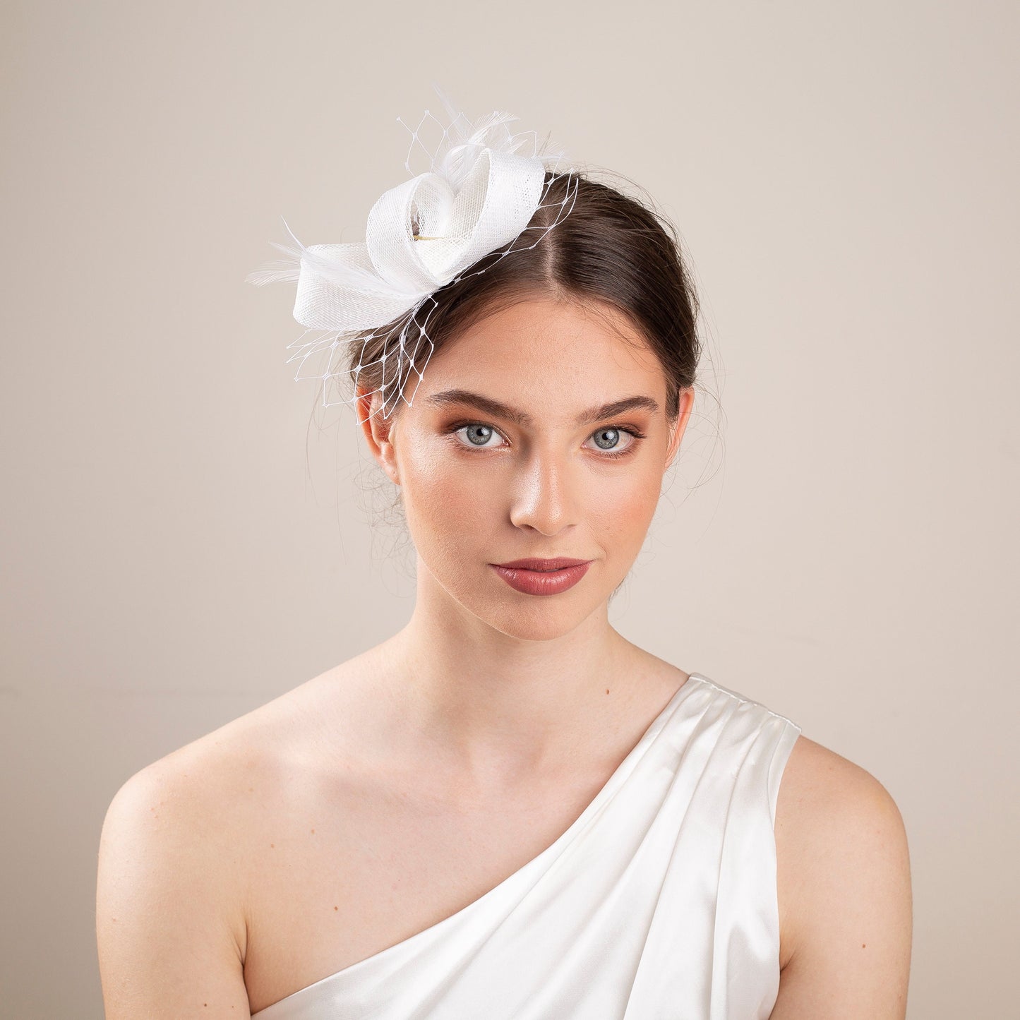 Elegant bridal fascinator with netting and feathers, White feathers headpiece for a bride, minimalist fascinator for a city hall wedding