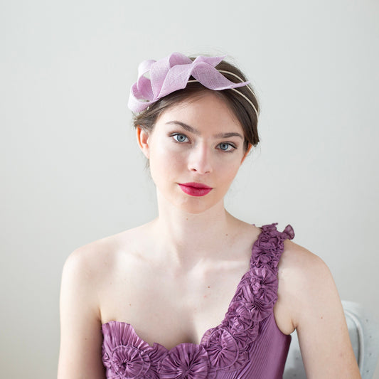 Lila Fascinator auf bequemem Haarreif, elegantes Kopfstück für Hochzeitsgäste in Violett, Damen Fascinator in blassem Lavendel