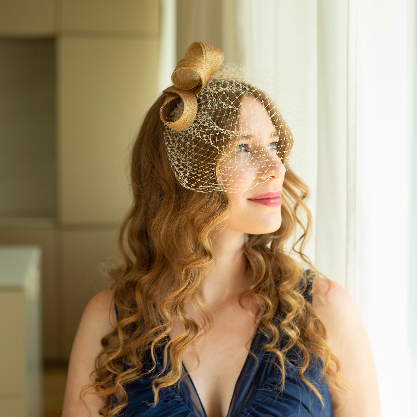 Dezenter Damen-Fascinator mit passendem Vogelkäfig, Kopfschmuck für Hochzeitsgäste in verschiedenen Farben