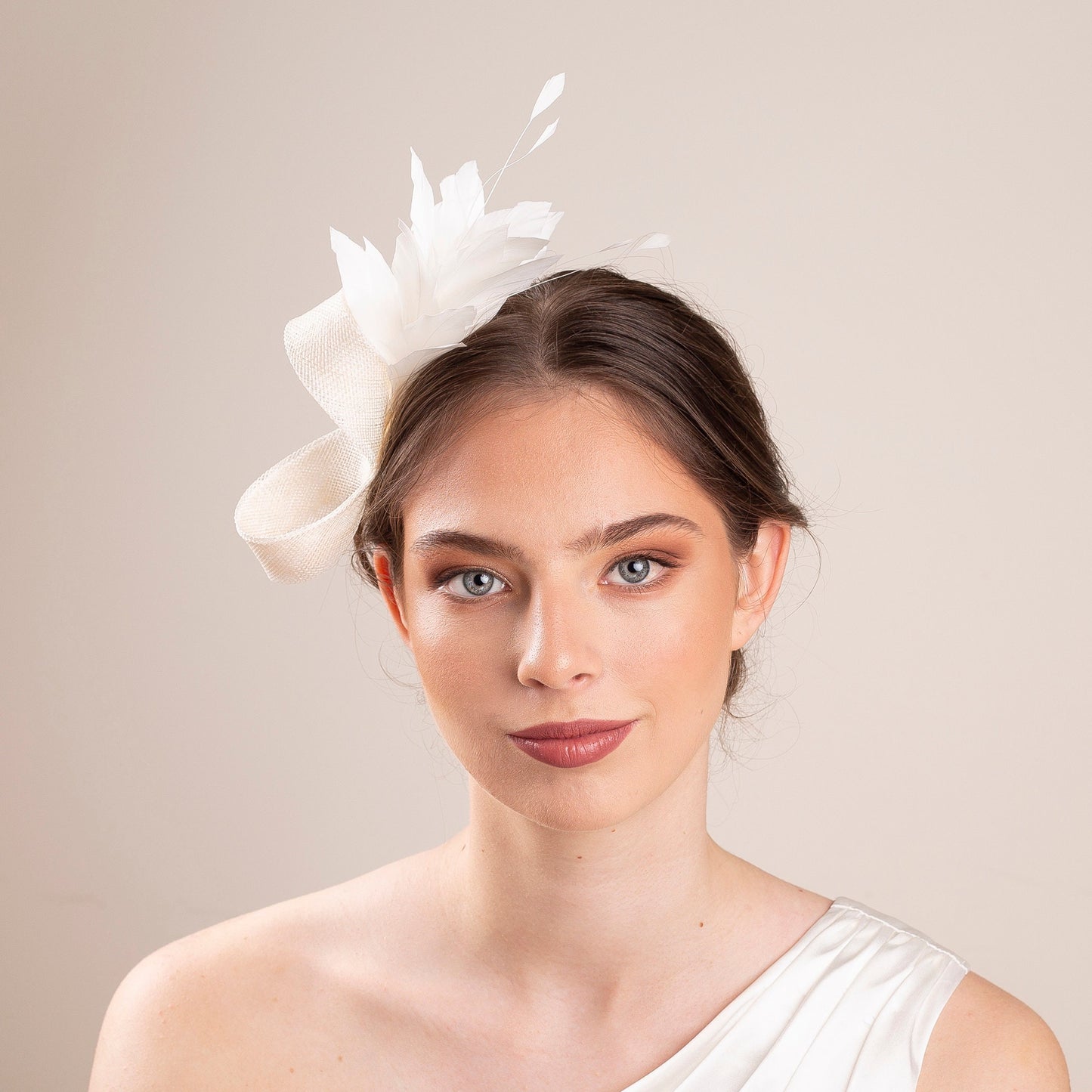 Weißer Brautfeder-Fascinator mit Vogelkäfig, Feder-Hochzeitskopfschmuck mit Vogelkäfigschleier