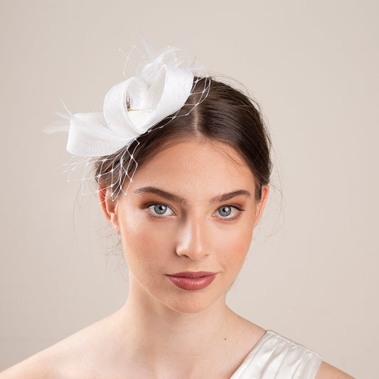 Elegant bridal fascinator with netting and feathers, White feathers headpiece for a bride, minimalist fascinator for a city hall wedding