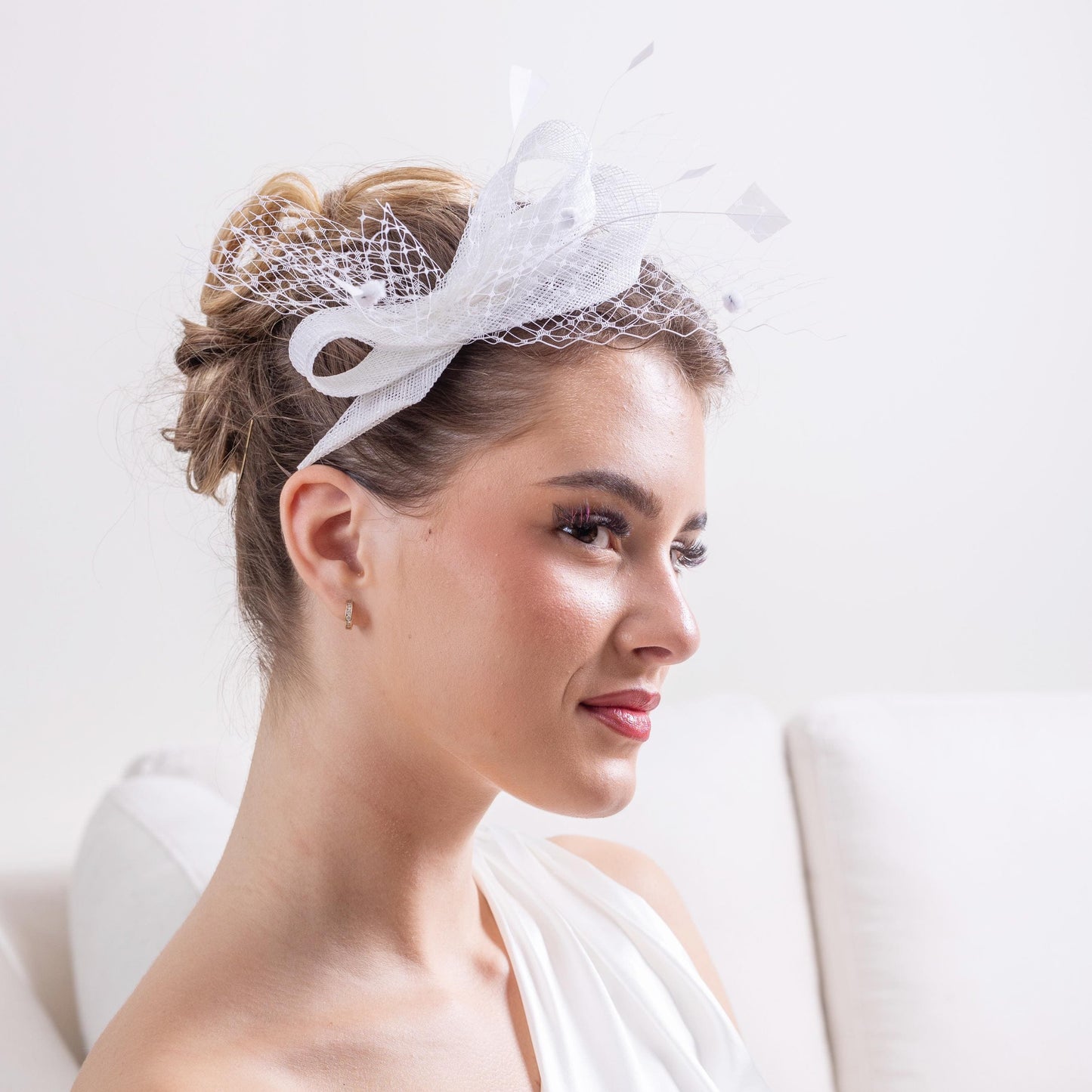 Braut-Fascinator mit Schleife und gepunktetem Schleier, weißes Feder-Kopfstück, Hochzeits-Fascinator mit Schleife