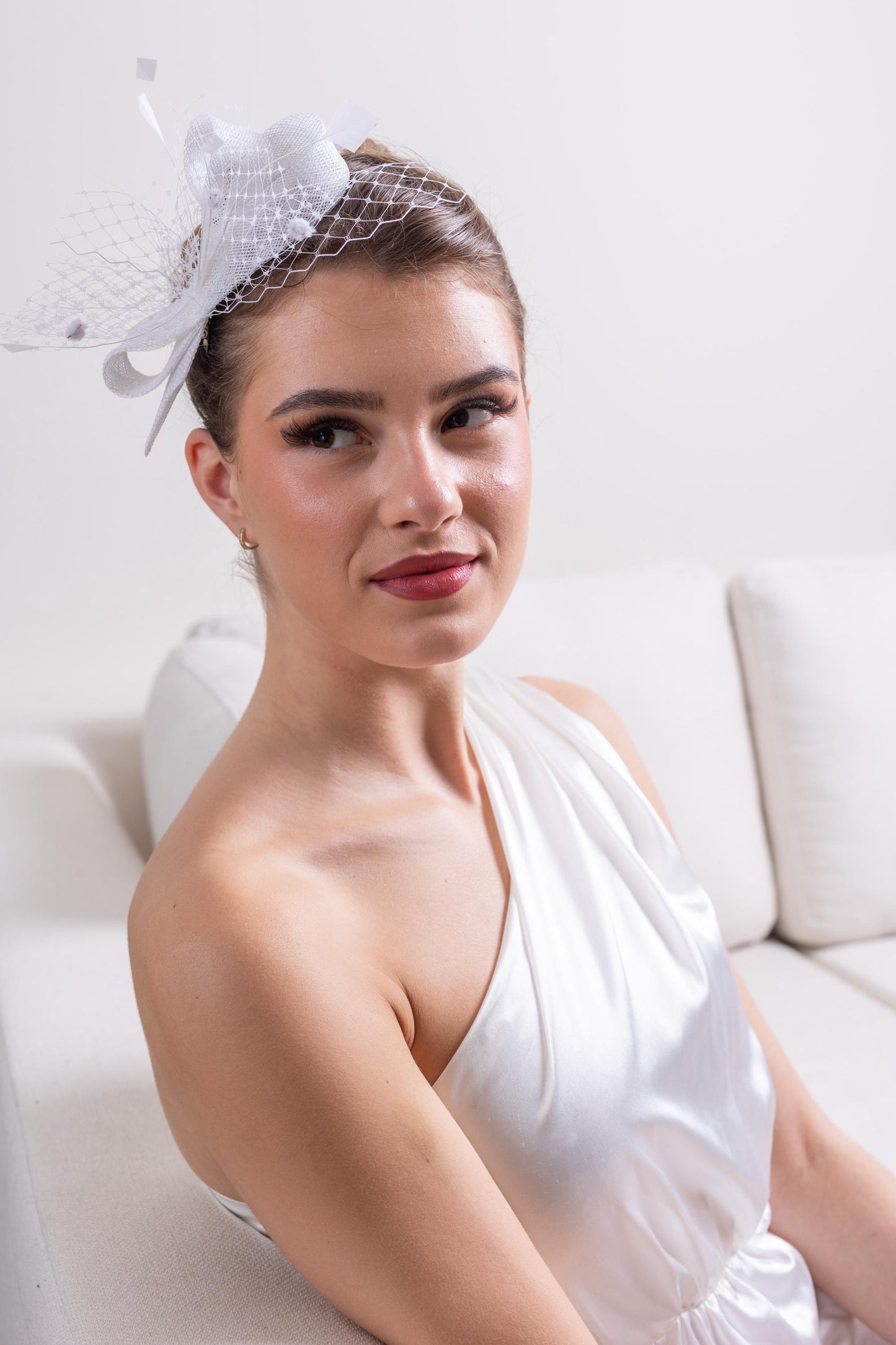 Braut-Fascinator mit Schleife und gepunktetem Schleier, weißes Feder-Kopfstück, Hochzeits-Fascinator mit Schleife