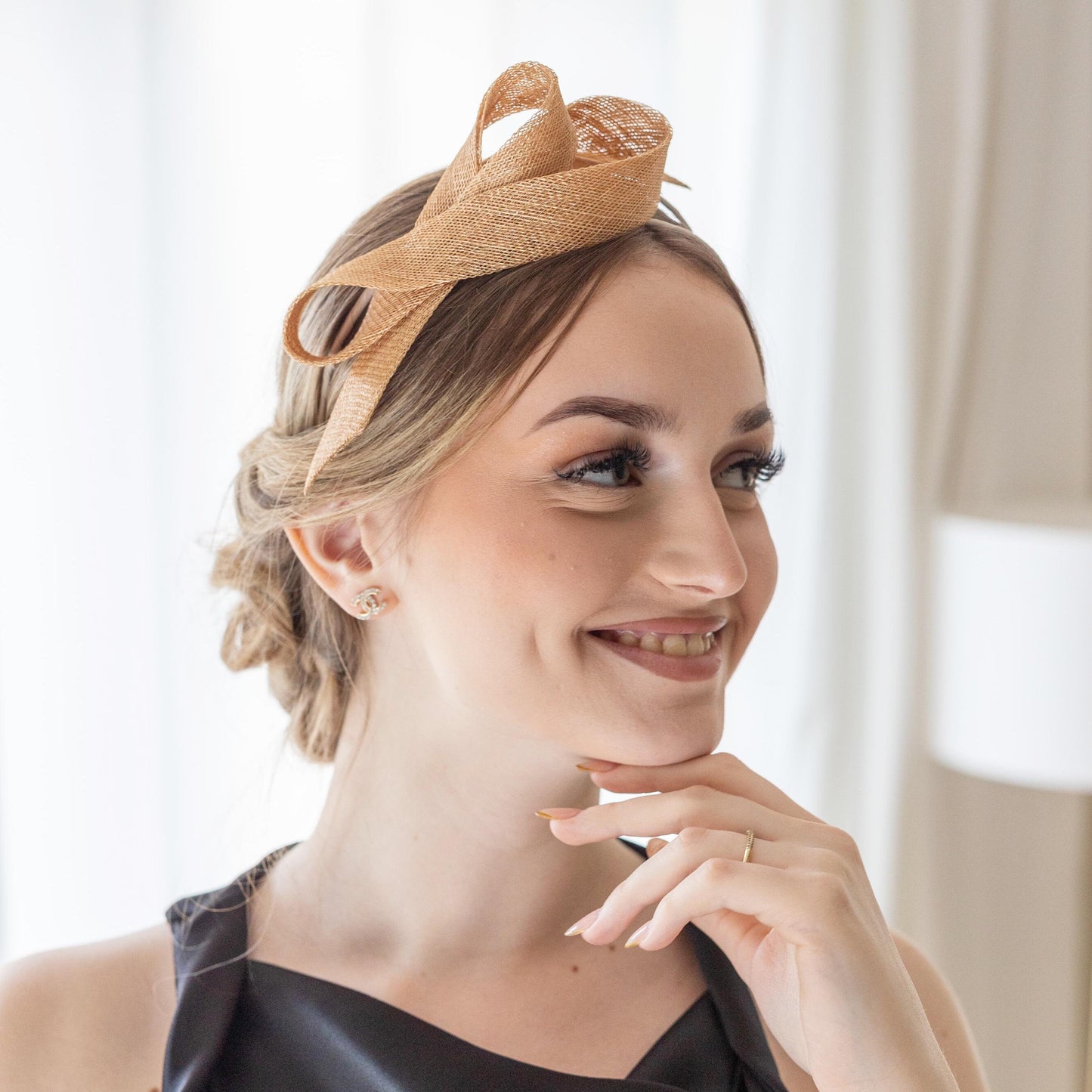 Schleife Fascinator Stirnband in beige Kopfschmuck für Hochzeitsmutter Accessoire neutral pastell Hochzeitskopfschmuck auf bequemem verstellbarem Stirnband