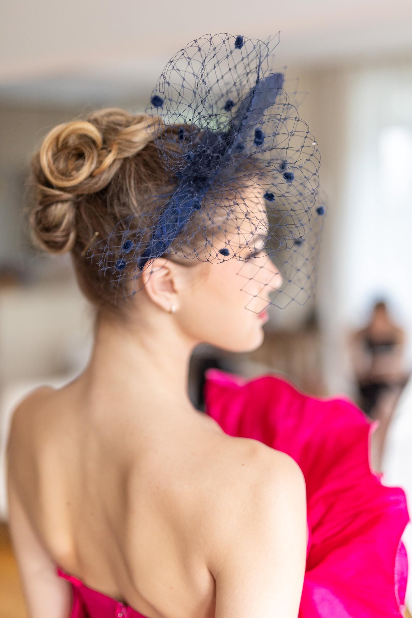 Glamouröses Federstirnband mit Vogelkäfig für Hochzeitsgäste, Gala-Kopfschmuck mit Vogelkäfig auf breitem marineblauem Satinstirnband