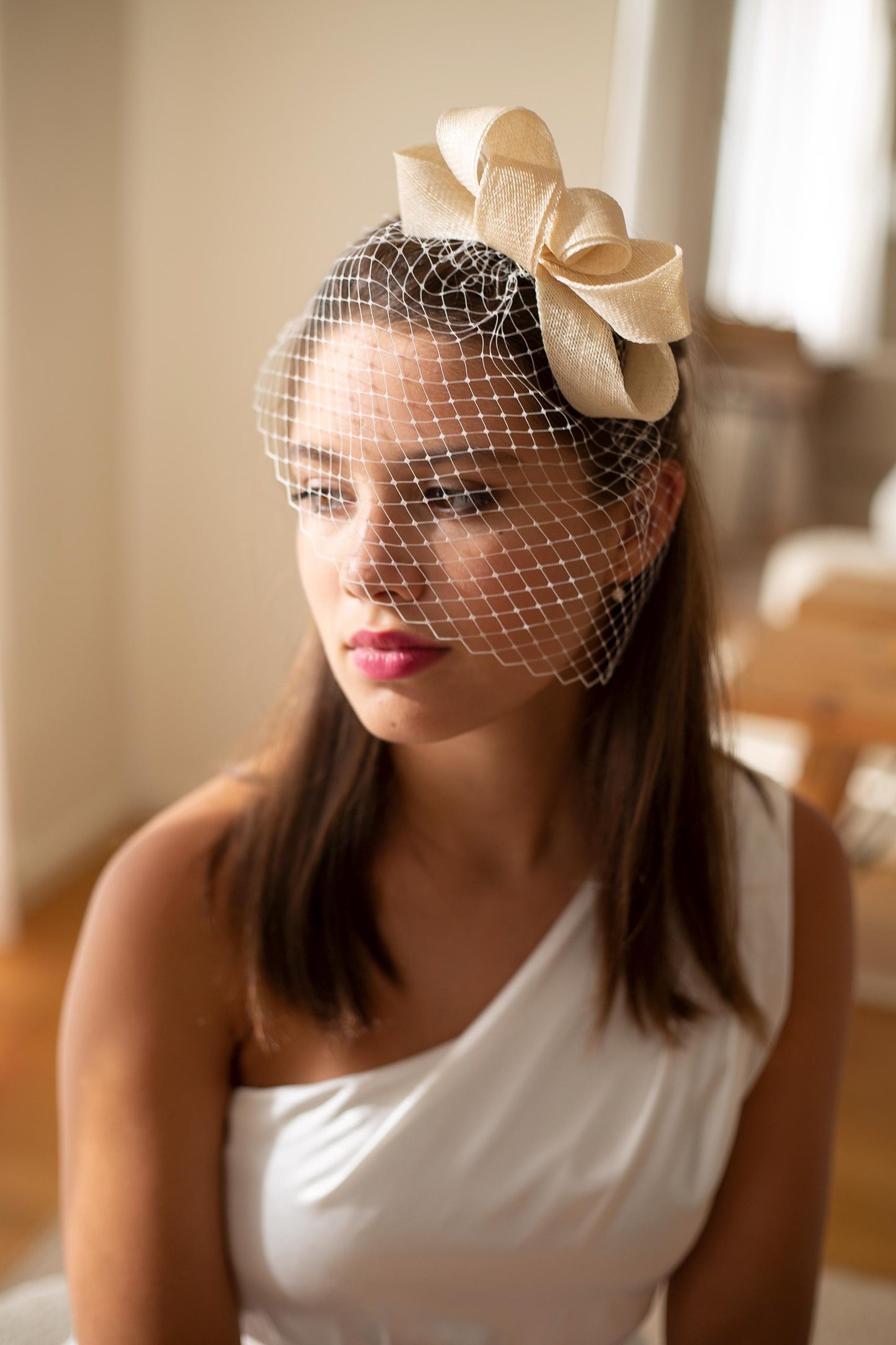 Formeller Kopfschmuck für besondere Anlässe mit kurzem Vogelkäfigschleier in Sonderfarbe, Hutmacher-Fascinator in Schleifenform, elegante Schleifenfrisur mit Schleier